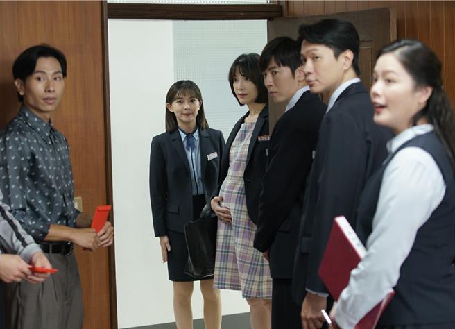 吳婉君在《開創者》飾演蔡淑臻助手。（中視提供）