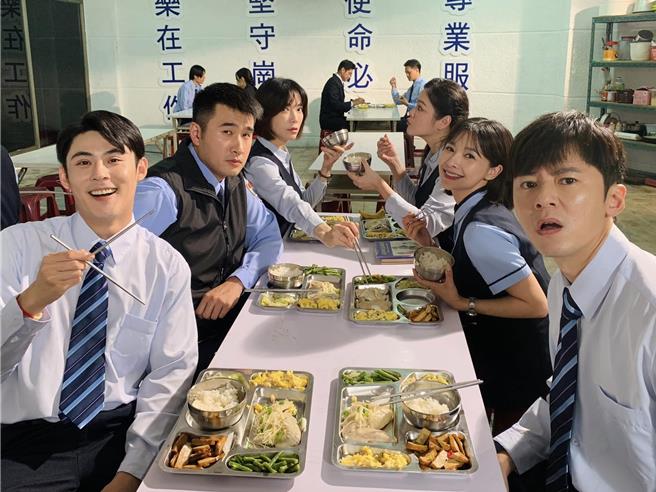 《開創者》演員把私下互動自然一面也呈現在戲劇中。（中視提供）