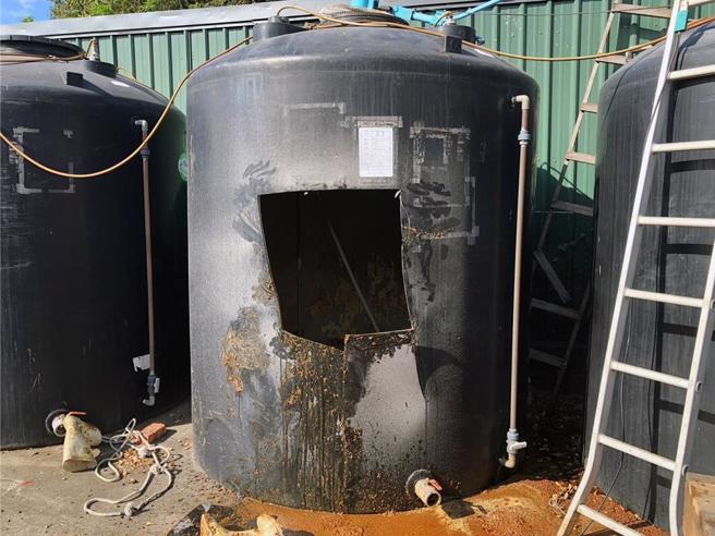 台南市新化區成功醬油廠3名員工，6日上午清理醬油槽時，突然全數昏倒跌落槽內。市府消防局救護人員到場時，廠方已先破壞醬油桶協助救人。（讀者提供／洪榮志台南傳真）