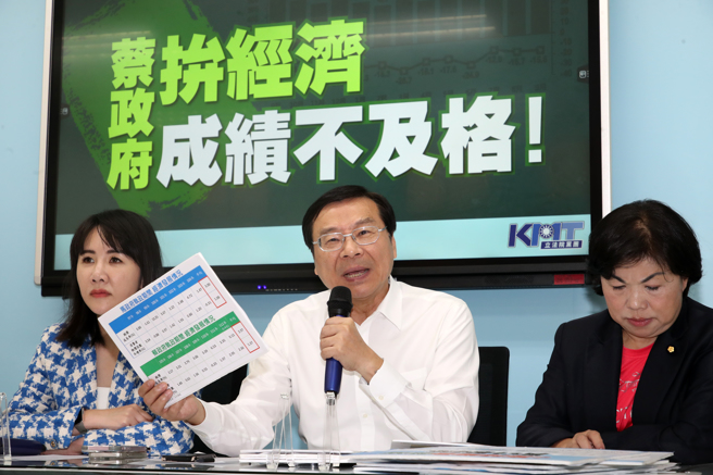 国民党立法院党团书记长谢衣鳯（左起）、总召曾铭宗、立委杨琼璎6日召开「蔡政府拚经济 成绩不及格！」记者会。（刘宗龙摄）