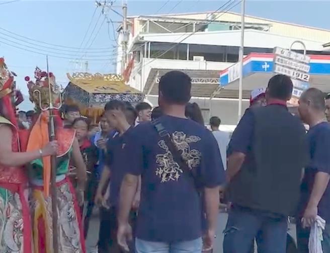 高雄市美濃區5日下午在中正路二段上有宮廟作廟會遶境活動時發生推擠案件，警方已經著手調查。（翻攝照片／林瑞益高雄傳真）