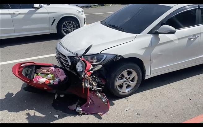 彰化县员林市中山路一段今天中午发生1起车祸事故，陈姓男子驾驶自小客车疑似精神不济，突然暴衝向前推撞前方3部机车，造成1男2女受伤。（民眾提供／吴建辉彰化传真）