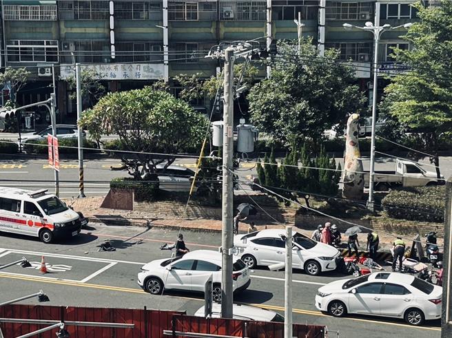 附近民眾听到声响跑出来查看，并拍下照片，直呼太可怕了，就像打保龄球。（民眾提供／吴建辉彰化传真）