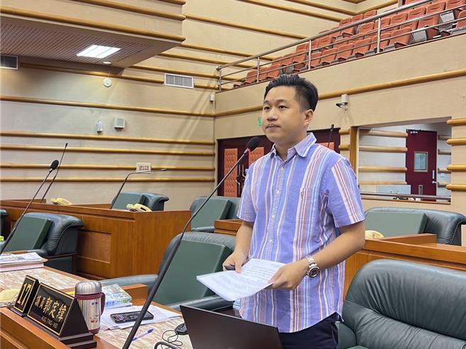 嘉义市议员郭定纬6日提出数据，指12岁至17岁的国高中生网路沈迷的比例高达9.6％。（郭定纬服务处提供∕吕妍庭嘉义传真）
