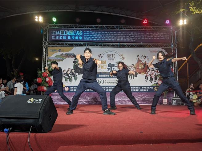 北投分局及妇幼警察队同仁，利用勤余时间排练宣导热舞，参与此次温泉庆典。（北投警分局提供）