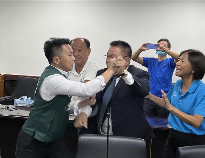 台南市議會國民黨團書記長蔡育輝等人與民進黨市議員朱正軒發生推擠衝突。（洪榮志攝）