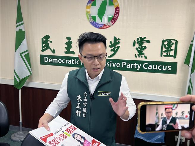 民進黨市議員朱正軒解釋說，該活動是里辦公處行之有年的慈善活動。（洪榮志攝）