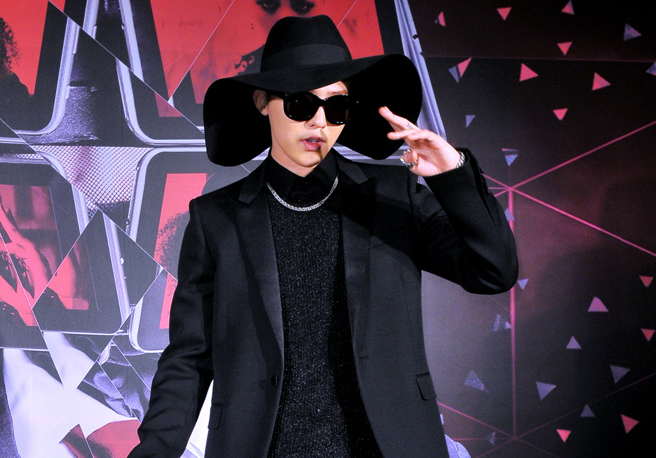 GD卷入染毒风波首现身，大批粉丝、媒体及YTR到场蹲点。（图／中时资料照）