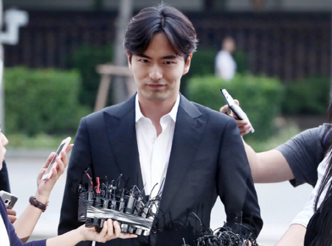 李阵郁当年现身警局态度从容。（图／翻摄自微博）