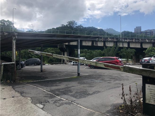 2023年11月6日新北市／新北市议员廖先翔父亲廖正良在汐止茄苳路开设停车场，遭踢爆违法营业，交通局前往稽查，要求依规定申请并取得登记证。（新北市交通局提供／吕健豪新北传真）
