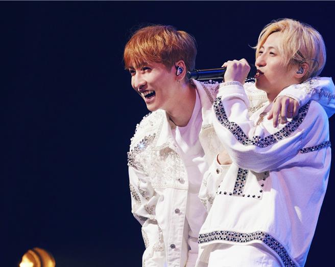 橘庆太（左）跟千叶凉平组成w-inds.，风靡亚洲多年。（G-MUSiC、SYL TW提供）