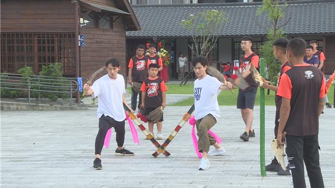 温升豪（左）、刘冠廷认真学习「什家将」。（民视提供）