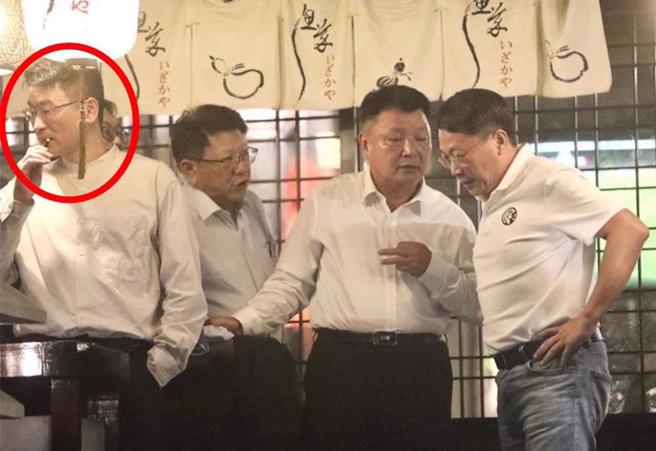 梁文杰(左1)与新潮流成员聚餐后，被拍到吸食加热菸。（立委陈琬惠提供）