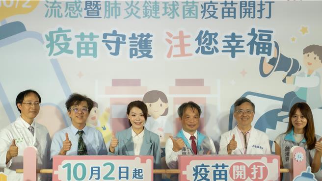 新竹市长高虹安（左三）的最新施政满意度调查6日出炉，其中市府主动揭示流感疫苗厂牌的积极作为，突破7成满意度。（新竹市政府提供／陈育贤新竹传真）