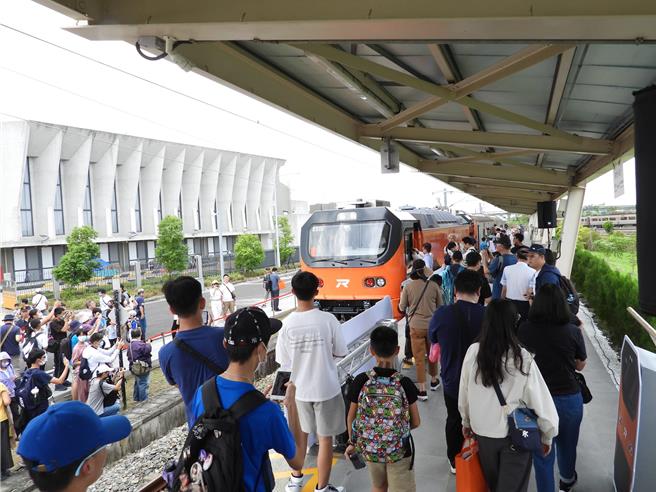 台鐵產業工會發布聲明稿表示，司機員升資考試造成部分列車停駛，要求交通部長王國材、台鐵局長杜微道歉。（取自台鐵局臉書）