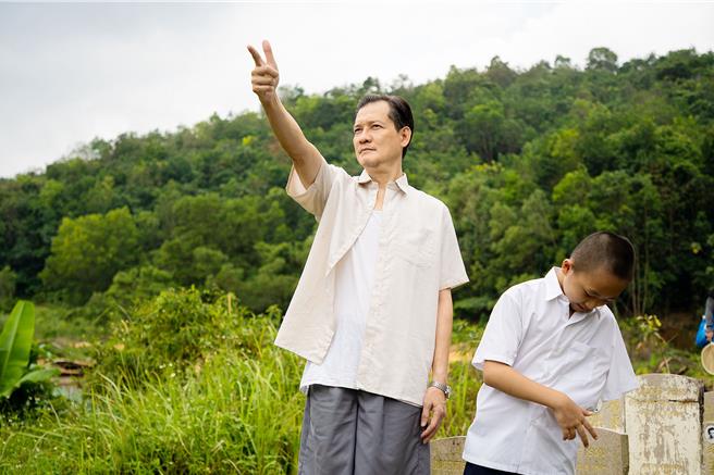 出道33年的俞宏榮（左），曾獲選新加坡十大最受歡迎藝人。（海鵬提供）