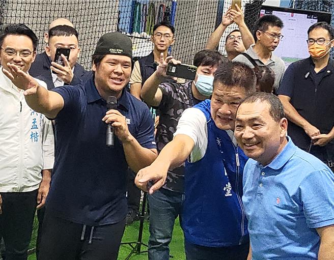 国民党总统参选人侯友宜（右），6日上午受党内三重候选人蔡明堂（右二）邀请，参访棒球学校，并宣布希望台湾角逐承办2038年亚运。（蔡明堂服务处提供／吕健豪新北传真）