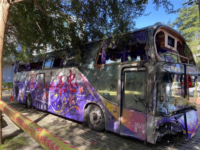 肇事遊覽車在6日凌晨被拖至宜警三星分局前廣場暫置。（民眾提供／吳佩蓉宜蘭傳真）