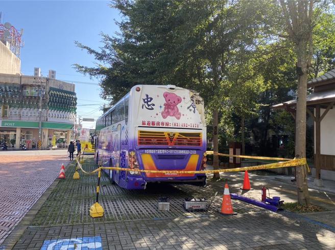 肇事遊覽車在6日凌晨被拖至宜警三星分局前廣場暫置。（民眾提供／吳佩蓉宜蘭傳真）