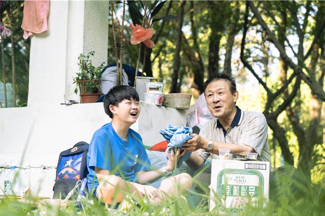 《我的野餐叔叔》陳慕義（右）與小演員在片中有一段真摯動人的友誼。（電影戲劇業職業工會提供）