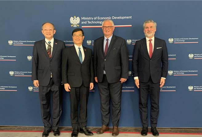 为求贸易措施透明化，WTO明后两天举行对台第5次贸易政策检讨会议，有18国家对我提出400考题，我方由经济部次长陈正祺(左2)率团说明与应答。图为今年6月在华沙举行的台波(兰)经贸谘商会议，非这次WTO现场情景。(经济部提供)