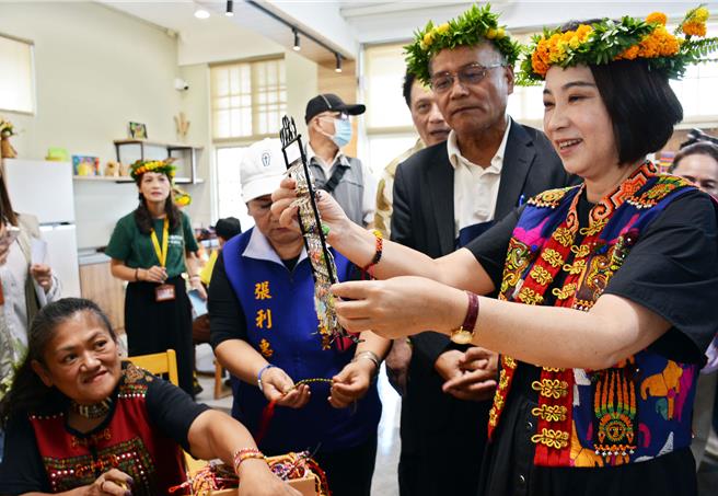 照顾部落许多无依、身障少女的少女城，摇身一变成为「三地门共融生活中心」，在屏东县长周春米（右）见证下在6日正式启用，成为在地互助共融的创新空间。（林和生摄）