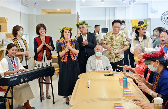 照顾部落许多无依、身障少女的少女城，摇身一变成为「三地门共融生活中心」，在屏东县长周春米（左四）见证下在6日正式启用，成为在地互助共融的创新空间。（林和生摄）