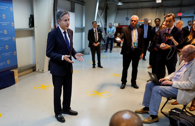 美國國務卿布林肯稱巴勒斯坦自治政府未來在加薩走廊應扮演核心角色，圖為布林肯走訪伊拉克。（圖／路透社）