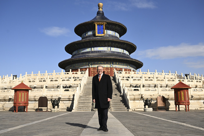 澳洲總理艾班尼斯今早前往北京天壇參訪，並特別在天壇邊拍照留念。（圖／美聯社）