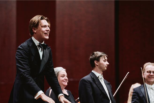 國際樂壇當紅炸子雞、樂迷心中的指揮小王子麥凱萊，年僅27歲，日前帶奧斯陸愛樂來台巡演，在台北最終場的安可曲，他特別對觀眾表達謝意。（讀者福田馨提供／李欣恬台北傳真）