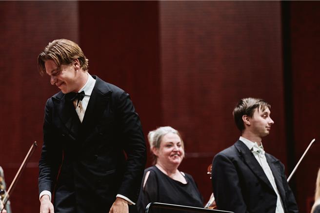 指揮家麥凱萊來自音樂世家，7歲就立志要當指揮家，目前也都在道路上，除了現有職位，2027年也會擔任荷蘭阿姆斯特丹皇家大會堂管弦樂團的首席指揮。（讀者福田馨／李欣恬台北傳真）