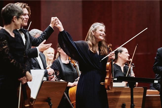 當今火紅的荷蘭小提琴家吉妮．楊森首次在台演出，音樂火花四射。（讀者福田馨／李欣恬台北傳真）