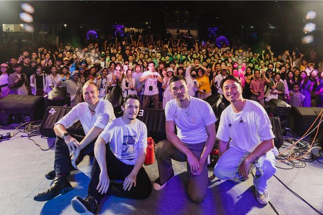 凤小岳（右2）日前受邀登「Soffee Days 北流好日子」音乐节开唱。（臺北流行音乐中心提供）