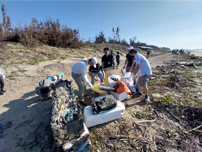為了保護北門雙春保安林，林業署嘉義分署近年媒合錦湖國小等學校或企業團體做公益淨灘。（農業部林業及自然保育署嘉義分署提供／張毓翎台南傳真）
