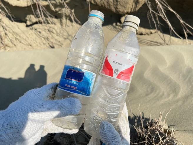 這處保安林常見的垃圾包含蚵棚竹架，有時也會撿到從對岸飄洋過海的海漂垃圾。（農業部林業及自然保育署嘉義分署提供／張毓翎台南傳真）