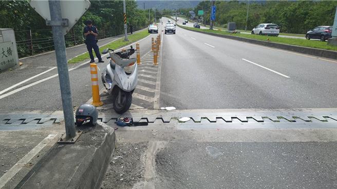 花蓮1名高齡87歲的黃姓無照老翁今中午騎機車行經台9線鳳林段時，不明原因自撞汽機車分隔島，經送醫搶救仍因傷重不治。（民眾提供／羅亦晽花蓮傳真）