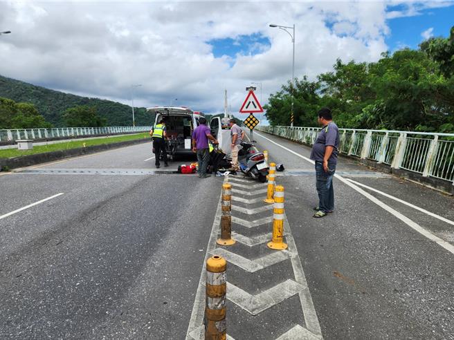 花蓮1名高齡87歲的黃姓無照老翁今中午騎機車行經台9線鳳林段時，不明原因自撞汽機車分隔島，經送醫搶救仍因傷重不治。（民眾提供／羅亦晽花蓮傳真）