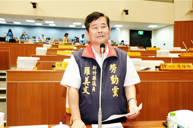 新竹县议员罗美文6日在议会总质询，提议用军方拨用的大员山阵地兴建劳动园区。（罗浚滨摄）