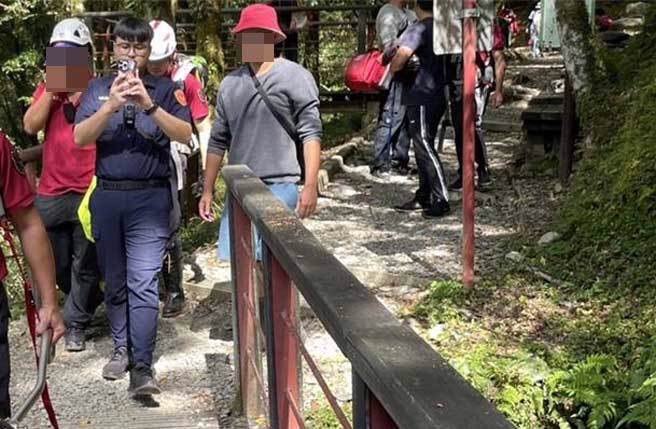 男子拉拉山巨木区健行摔伤，消防队担架搬运送医。（消防局提供／吕筱蝉桃园传真）