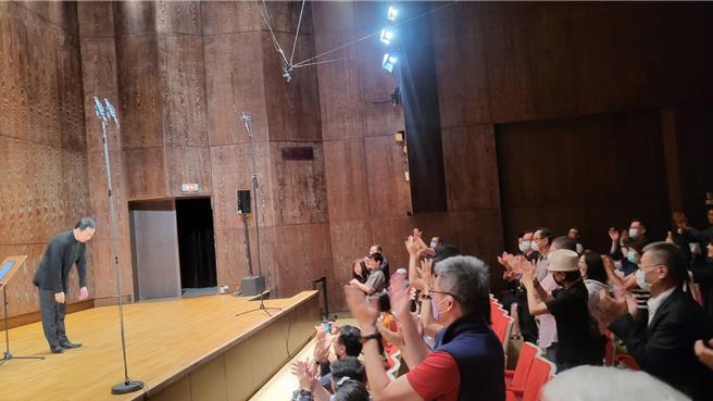 國際帕格尼尼小提琴大賽第一名得主、小提琴家寧峰日前在台北舉辦獨奏會，演出完畢後，全場觀眾激動地起立鼓掌。（李欣恬攝）