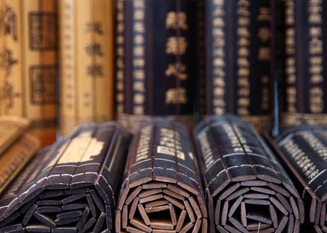 大陸甘肅考古團隊在古代大型驛站「懸泉置遺址」的垃圾堆中，挖出1.5萬餘枚竹簡。(示意圖/達志影像)