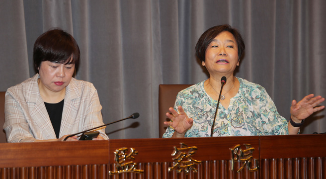 监察院通过调查「国人遭洗钱囚虐犯罪」(即媒体称「臺版柬埔寨/青埔寨」案)调查报告，移请行政院整合跨部会研提及落实有效防制方法，参与此案调查的监委叶大华（左）与纪惠容（右）6日召开记者会说明她们的调查过程与各项处置方式，已昭公信。（季志翔摄）