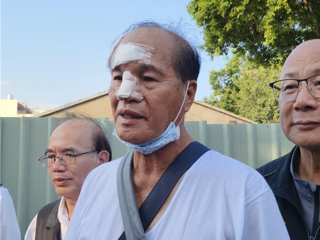 桃園市八德區廣德里環保志工71人5日前往宜蘭太平山參訪，遊覽車發生意外，廣德里長吳在能表示，事發前司機有示警煞車失靈，並試圖摩擦山壁減速，但遊覽車撞上土堆翻車，過程僅有5秒。（賴佑維攝）