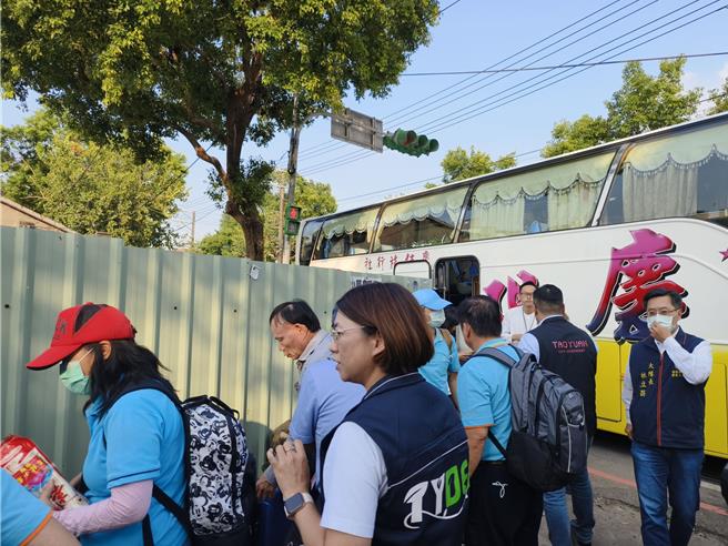桃園市八德區廣德里環保志工71人5日前往宜蘭太平山參訪，遊覽車發生意外，6日下午第2車環保志工返回桃園。（賴佑維攝）