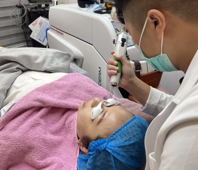 医美诊所用义大利进口高达新臺币500万元的仪器，提供中市警第六分局每位同仁进行皮秒雷射体验。(戴志扬翻摄)