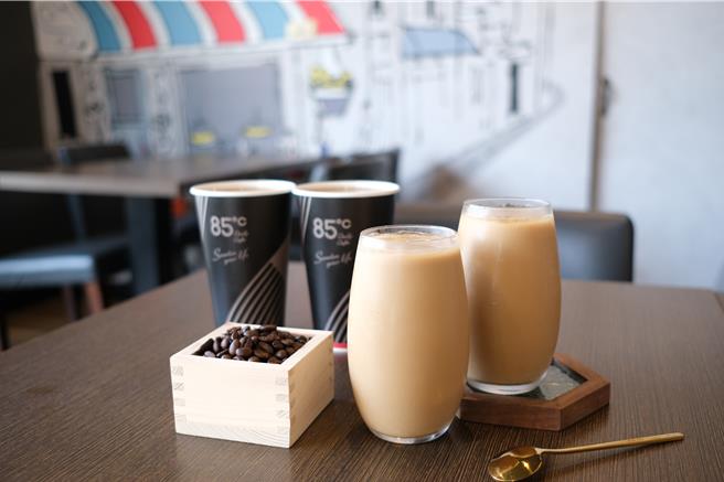 85度C双11当天推出招牌咖啡2杯111元特价，名字有「光棍」姜茶第2杯11元。（85度C提供／朱世凯台北传真）
