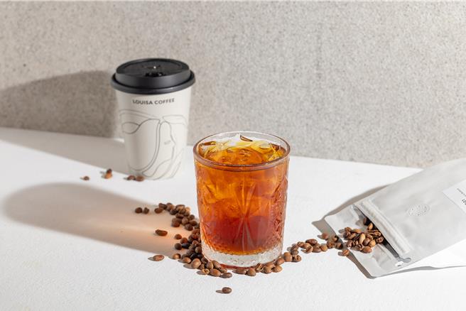 路易莎近期创新研发「焠火轻焙」，打造果香风味颠覆想像的「BEYOND SPECIALTY超越精品咖啡」系列，并于12月前推黑卡寻豆师手冲优惠。（路易莎提供／朱世凯台北传真）