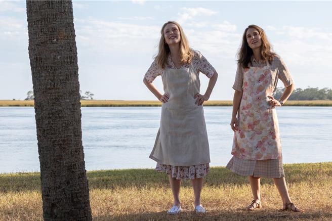 茱莉安摩爾（左起）、娜塔莉波曼在《五月的你，十二月的她》展現雙影后的演技。（車庫娛樂提供）