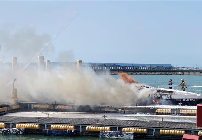 嘉義縣布袋遊艇2021年10月19日下午傳私人遊艇起火燃燒，千萬遊艇燒成焦黑，船主損失慘重。（本報資料照）