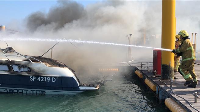 嘉義縣布袋遊艇2021年10月19日下午傳私人遊艇起火燃燒，千萬遊艇燒成焦黑，船主損失慘重。（本報資料照）